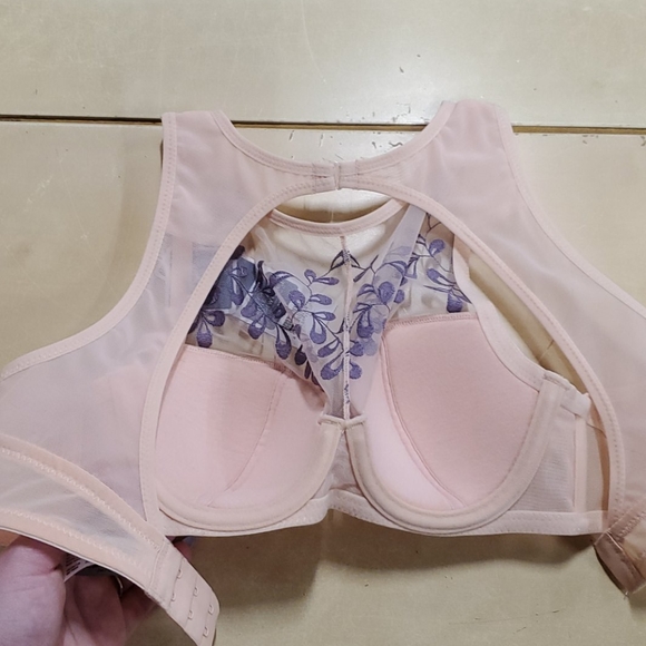 Adorable pink bra with high neck detail - Picture 2 of 2